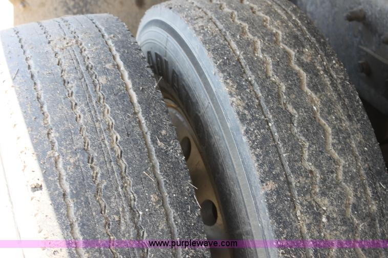 image for item H2130 2007 Kenworth T600 semi truck