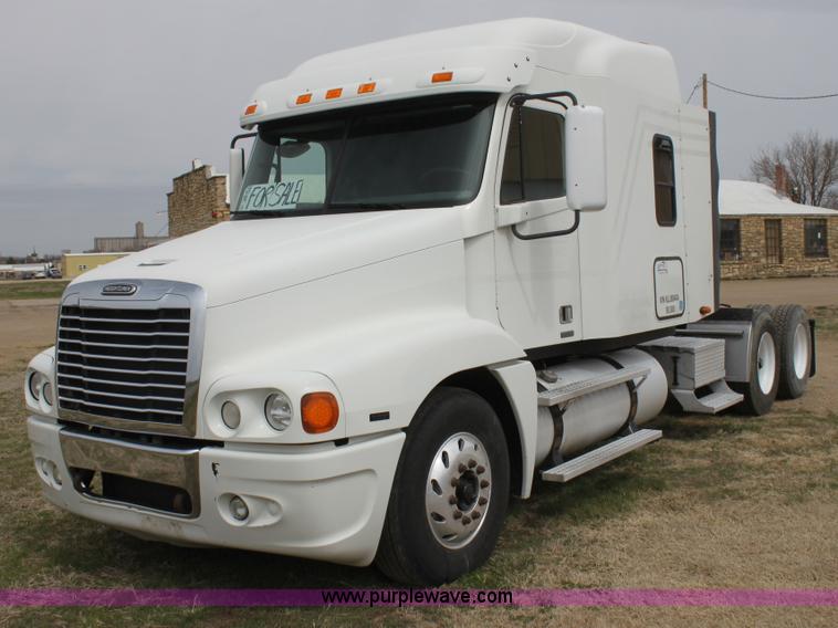 image for item H2178 2006 Freightliner ST120 semi truck