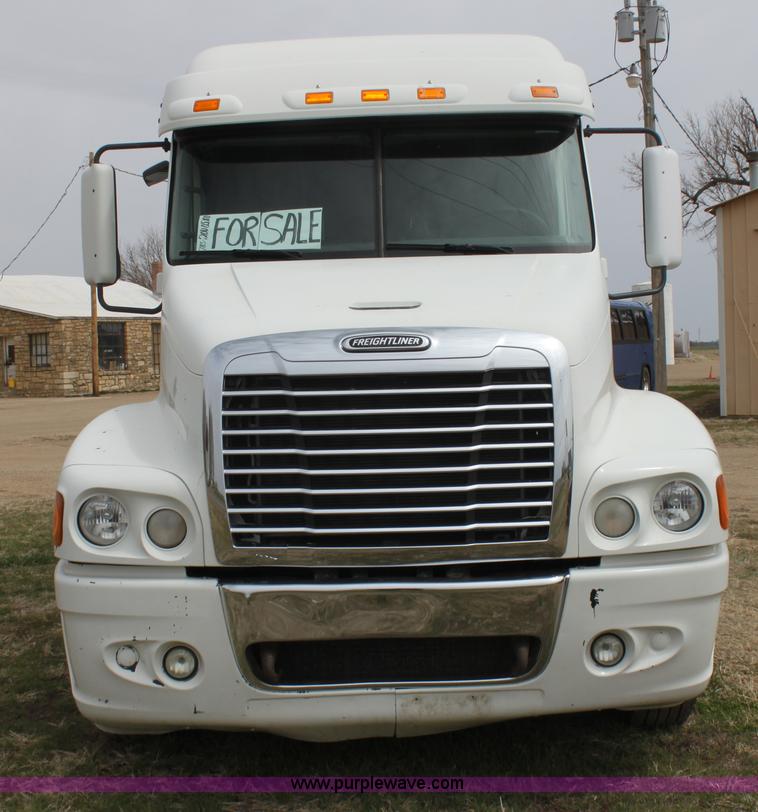 image for item H2178 2006 Freightliner ST120 semi truck