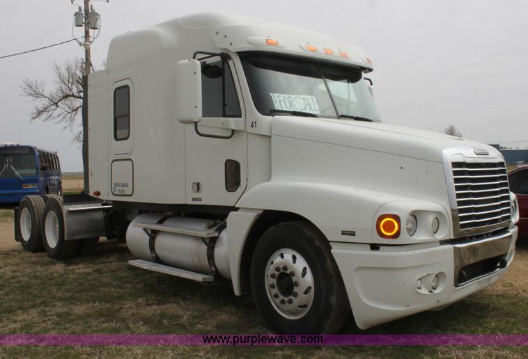 image for item H2178 2006 Freightliner ST120 semi truck