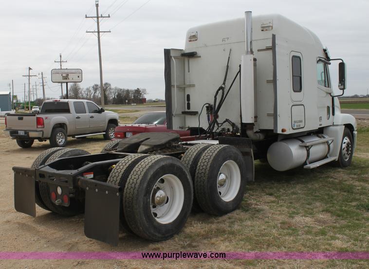 image for item H2178 2006 Freightliner ST120 semi truck