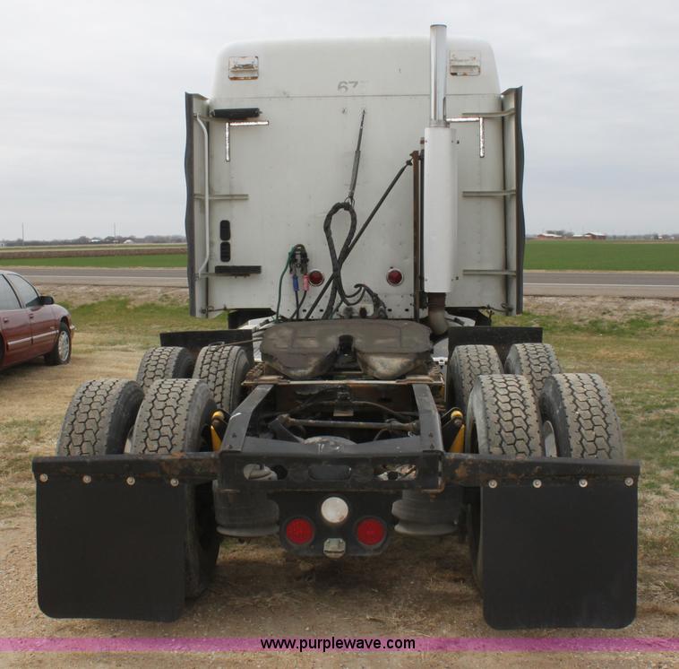 image for item H2178 2006 Freightliner ST120 semi truck