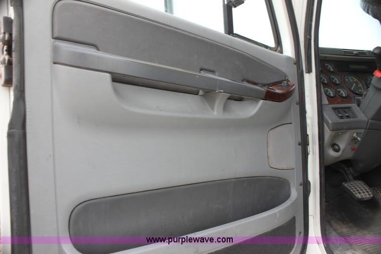 image for item H2178 2006 Freightliner ST120 semi truck