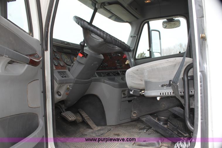 image for item H2178 2006 Freightliner ST120 semi truck