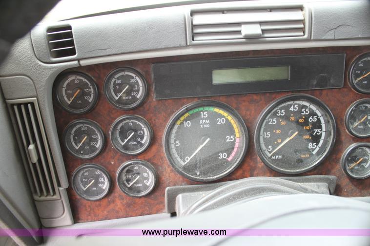 image for item H2178 2006 Freightliner ST120 semi truck