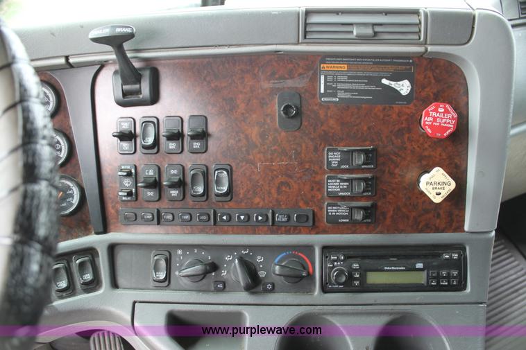 image for item H2178 2006 Freightliner ST120 semi truck