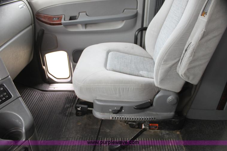 image for item H2178 2006 Freightliner ST120 semi truck