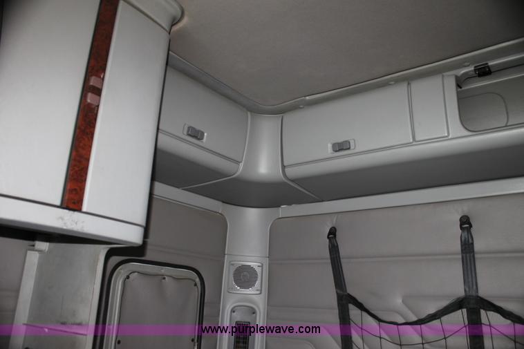 image for item H2178 2006 Freightliner ST120 semi truck