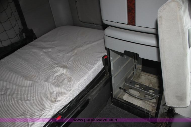 image for item H2178 2006 Freightliner ST120 semi truck