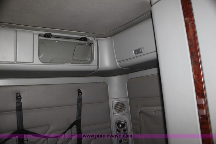 image for item H2178 2006 Freightliner ST120 semi truck