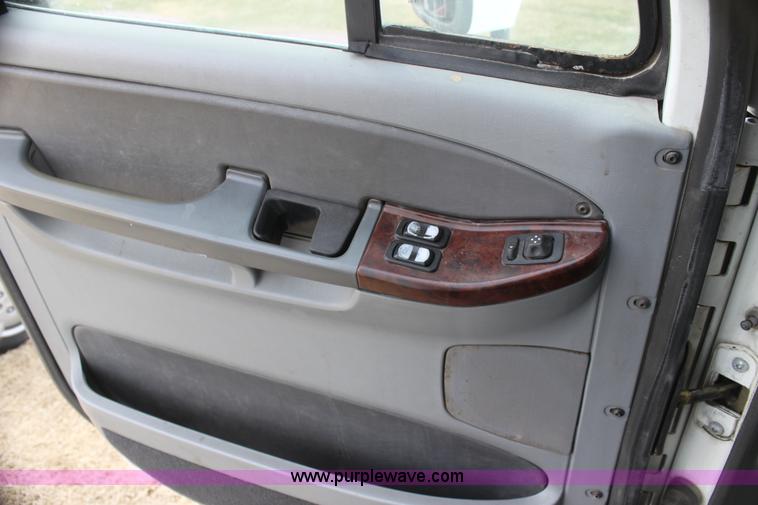 image for item H2178 2006 Freightliner ST120 semi truck