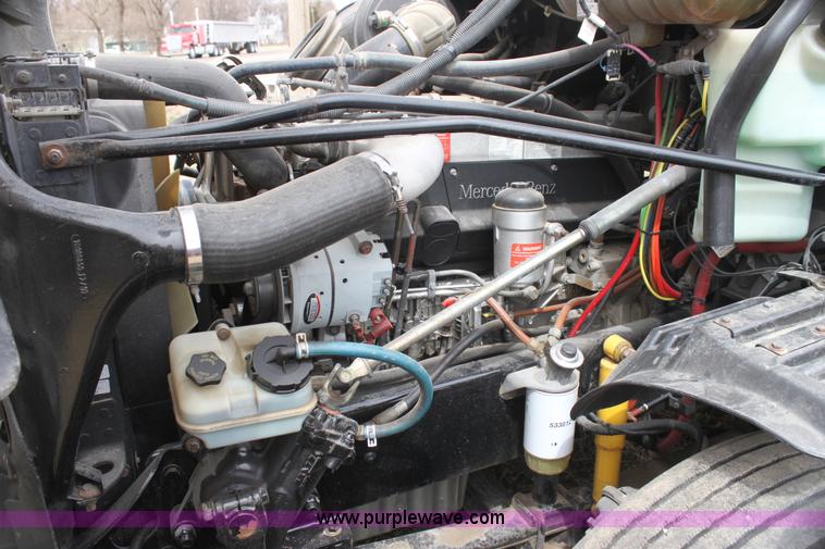 image for item H2178 2006 Freightliner ST120 semi truck