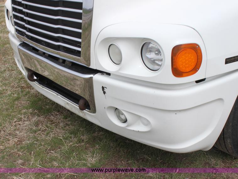image for item H2178 2006 Freightliner ST120 semi truck