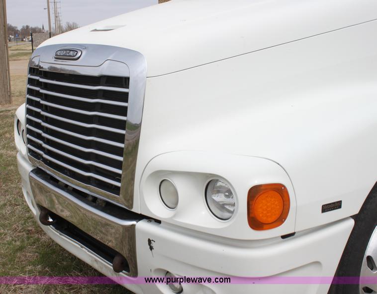 image for item H2178 2006 Freightliner ST120 semi truck