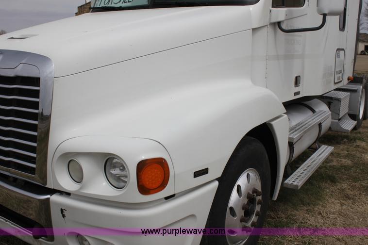 image for item H2178 2006 Freightliner ST120 semi truck