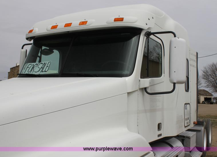 image for item H2178 2006 Freightliner ST120 semi truck