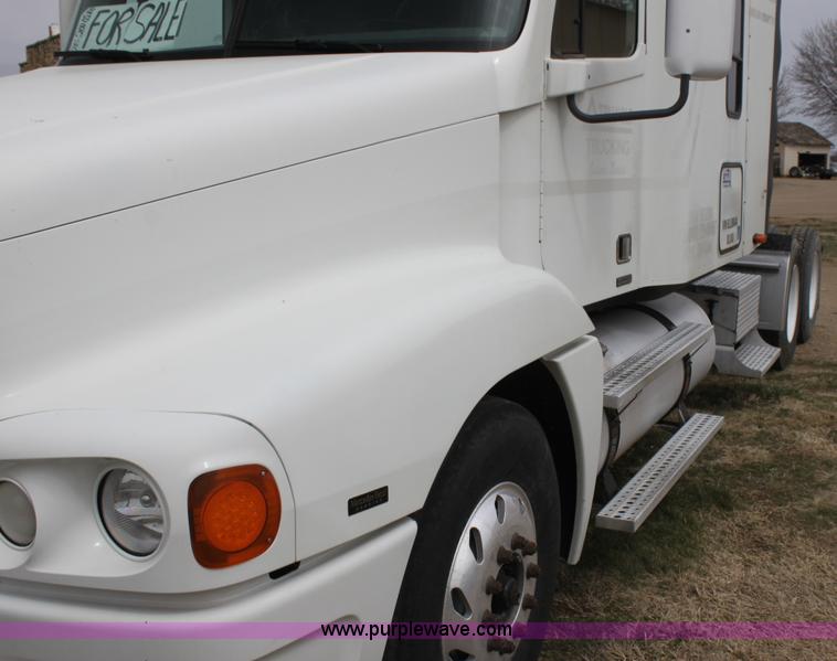 image for item H2178 2006 Freightliner ST120 semi truck