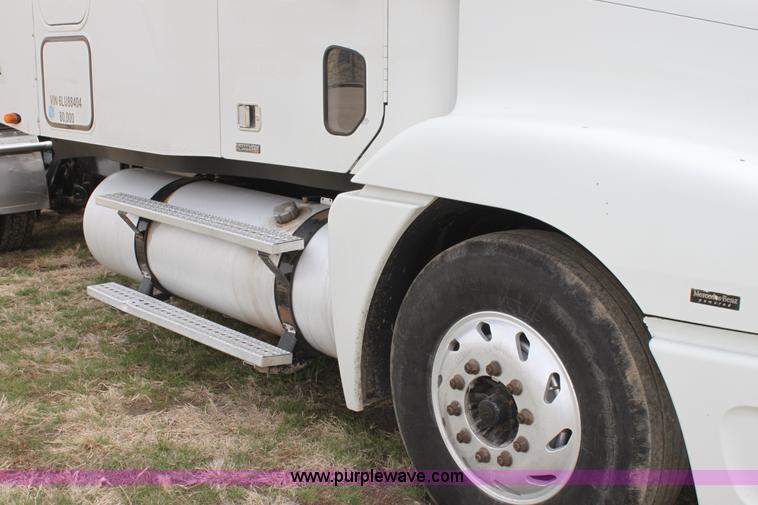 image for item H2178 2006 Freightliner ST120 semi truck