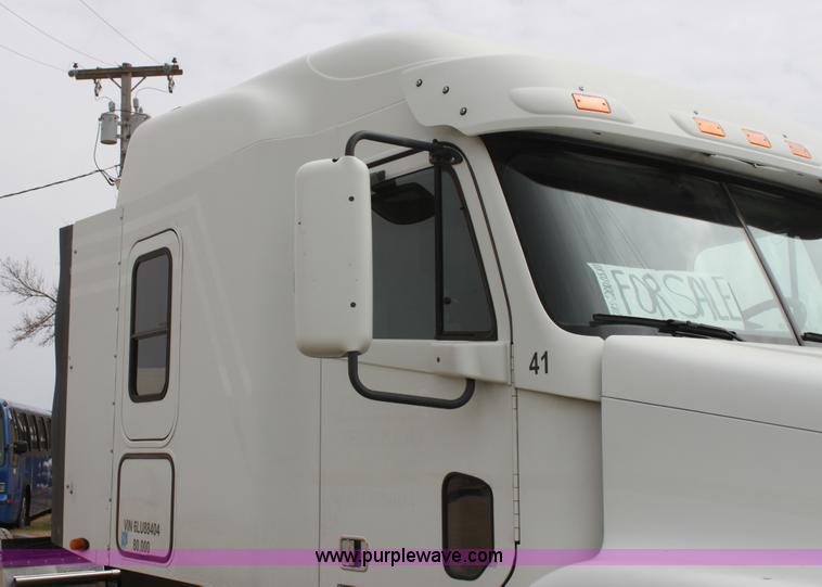 image for item H2178 2006 Freightliner ST120 semi truck
