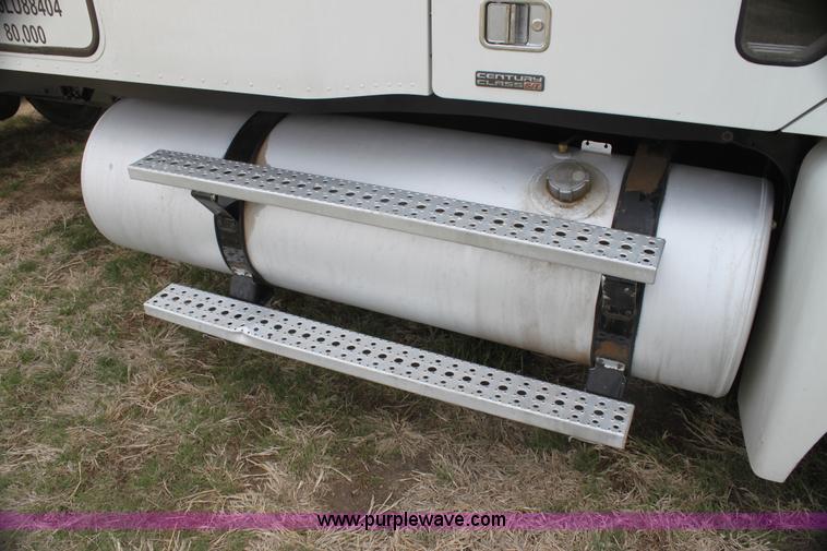 image for item H2178 2006 Freightliner ST120 semi truck