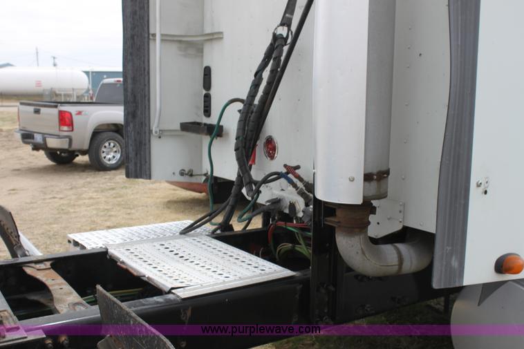 image for item H2178 2006 Freightliner ST120 semi truck