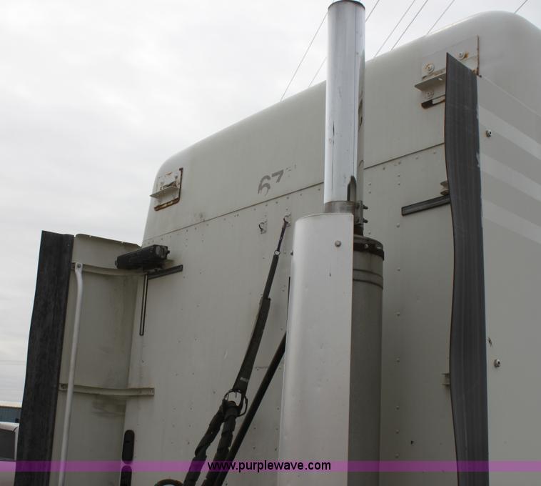 image for item H2178 2006 Freightliner ST120 semi truck