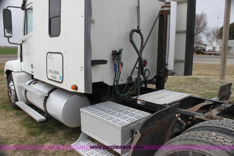 image for item H2178 2006 Freightliner ST120 semi truck