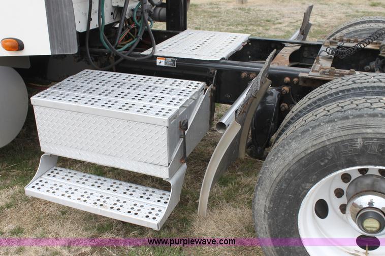 image for item H2178 2006 Freightliner ST120 semi truck