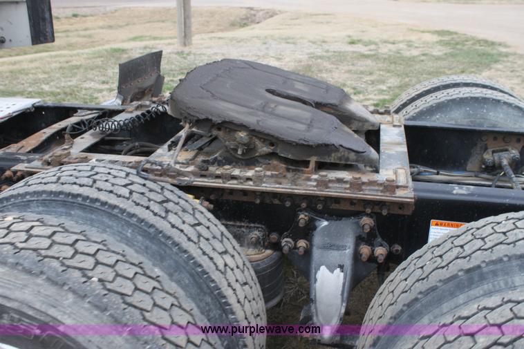 image for item H2178 2006 Freightliner ST120 semi truck