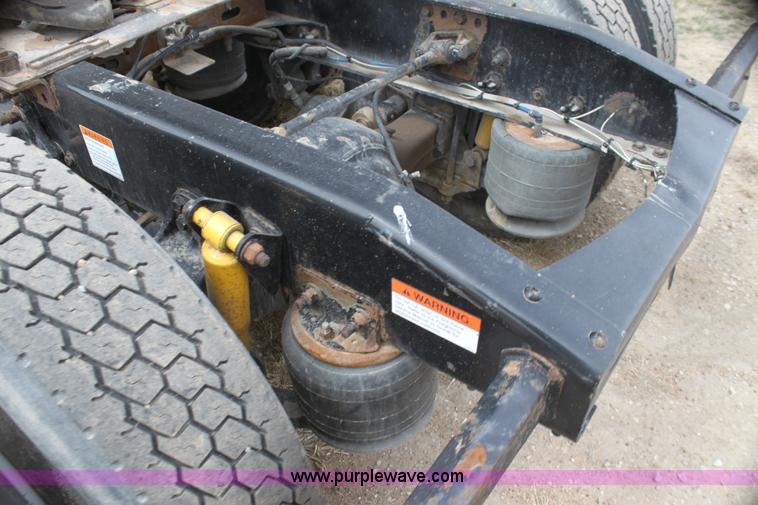 image for item H2178 2006 Freightliner ST120 semi truck