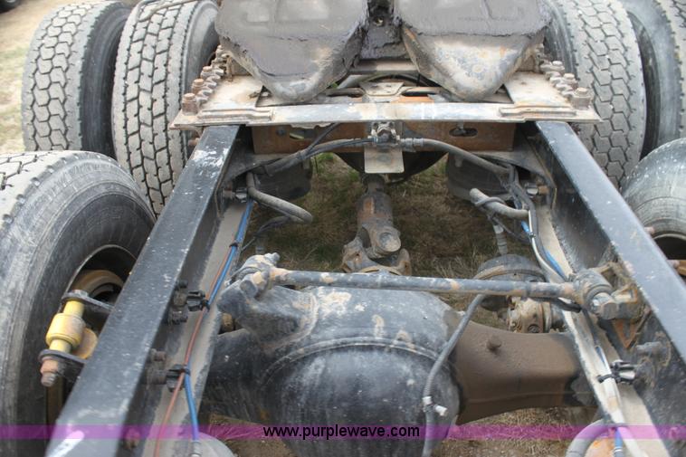 image for item H2178 2006 Freightliner ST120 semi truck