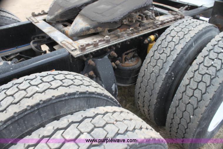 image for item H2178 2006 Freightliner ST120 semi truck