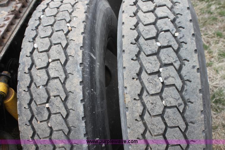 image for item H2178 2006 Freightliner ST120 semi truck