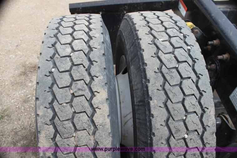 image for item H2178 2006 Freightliner ST120 semi truck