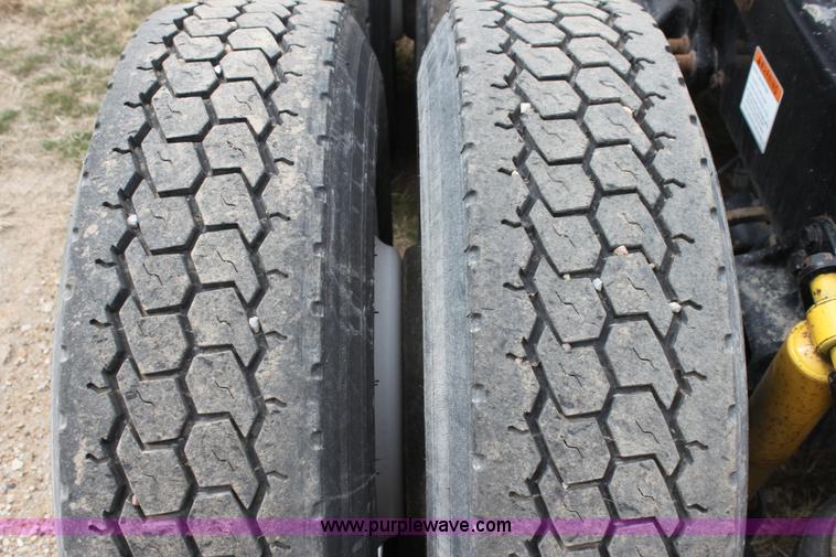 image for item H2178 2006 Freightliner ST120 semi truck