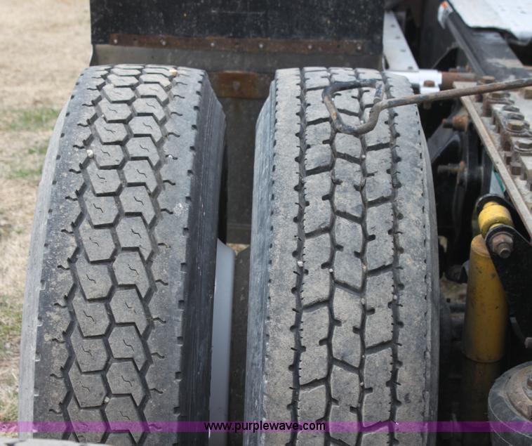 image for item H2178 2006 Freightliner ST120 semi truck