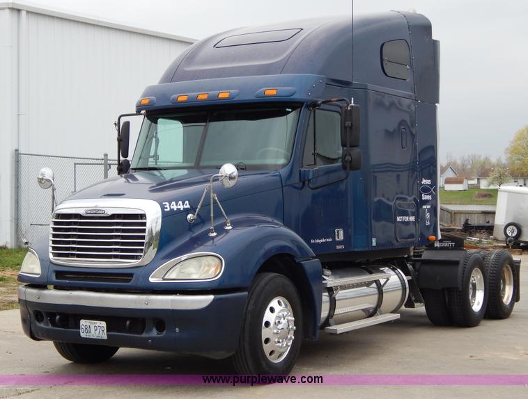 image for item H3454 2004 Freightliner Columbia semi truck