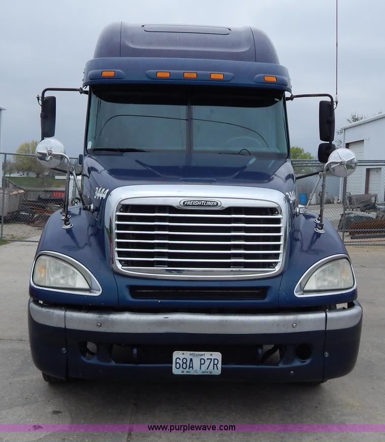 image for item H3454 2004 Freightliner Columbia semi truck