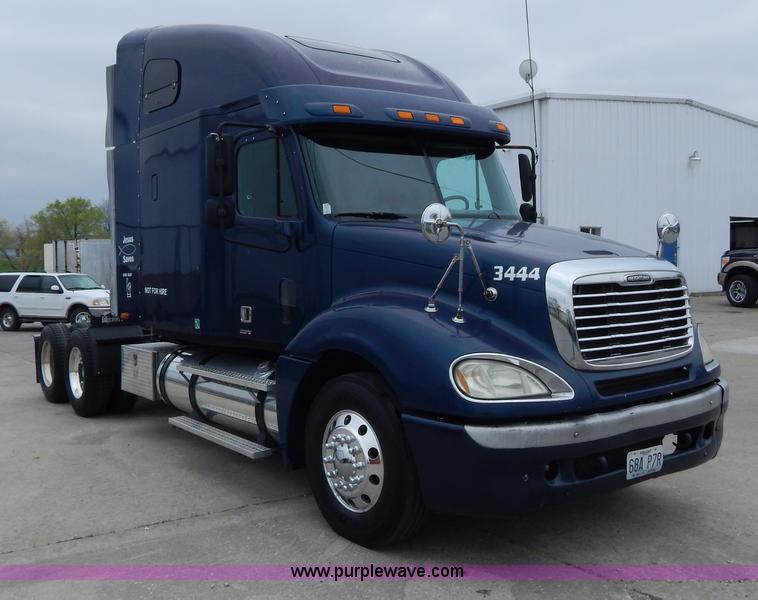 image for item H3454 2004 Freightliner Columbia semi truck