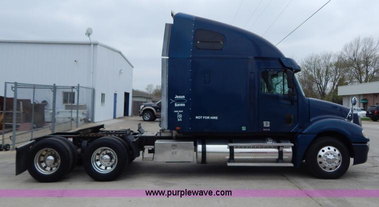 image for item H3454 2004 Freightliner Columbia semi truck