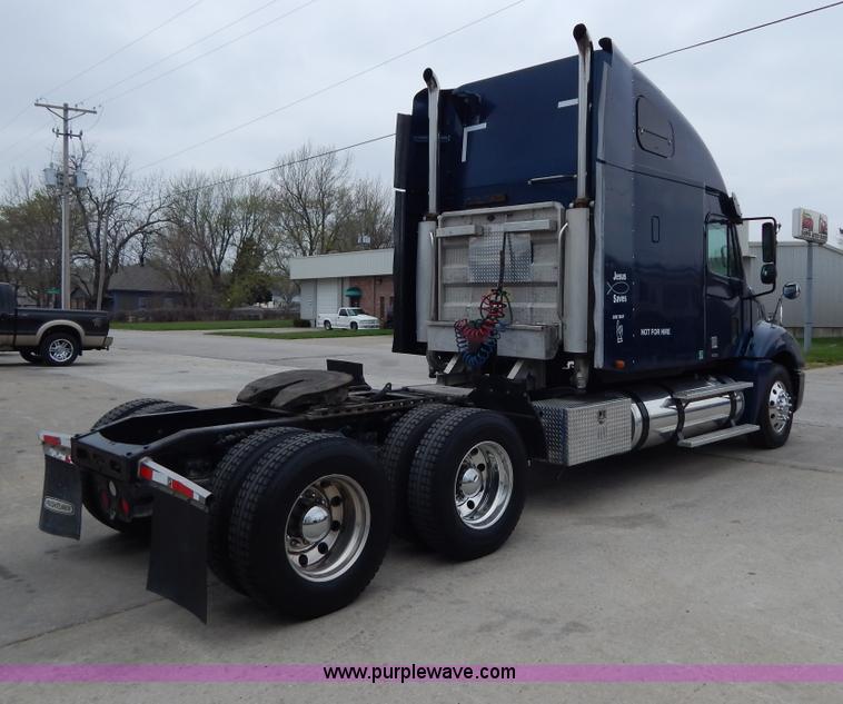 image for item H3454 2004 Freightliner Columbia semi truck