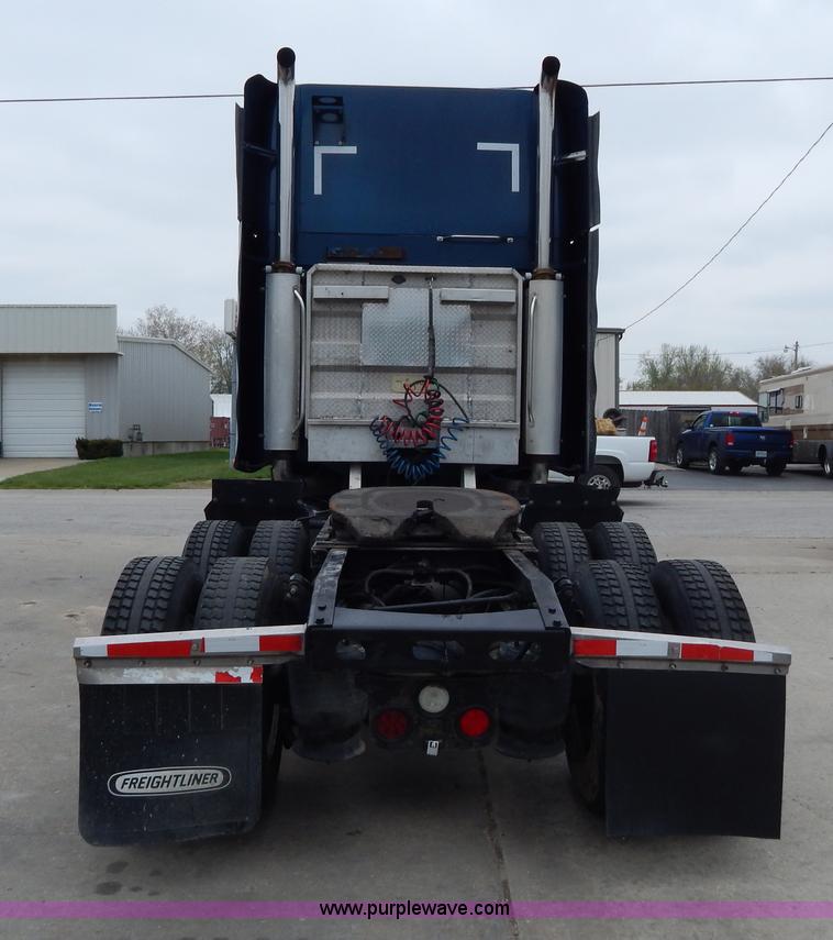 image for item H3454 2004 Freightliner Columbia semi truck