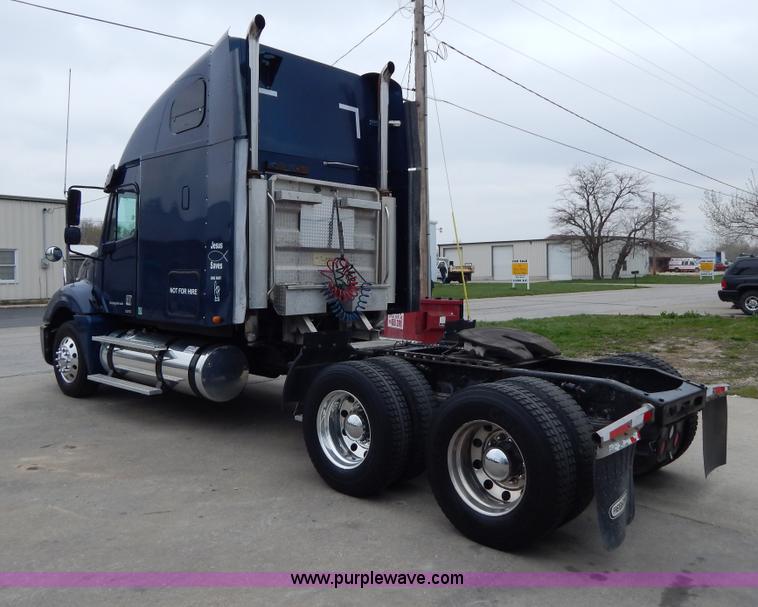 image for item H3454 2004 Freightliner Columbia semi truck