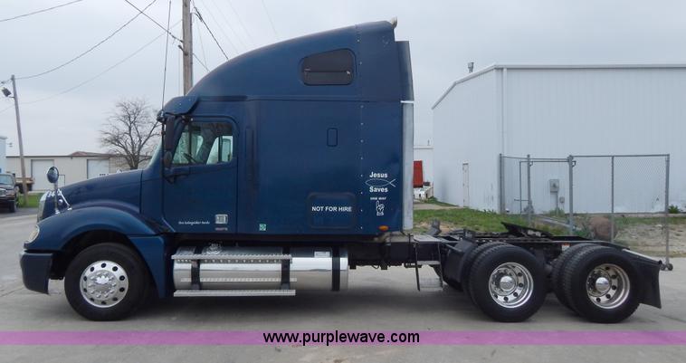 image for item H3454 2004 Freightliner Columbia semi truck