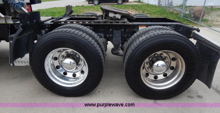 image for item H3454 2004 Freightliner Columbia semi truck