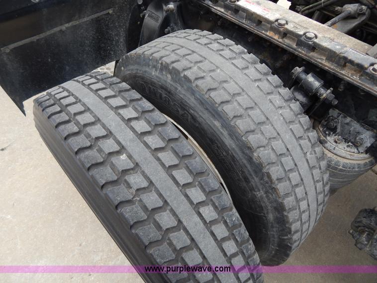 image for item H3454 2004 Freightliner Columbia semi truck