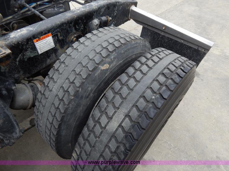 image for item H3454 2004 Freightliner Columbia semi truck