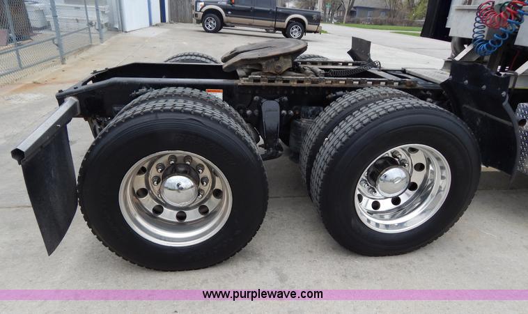 image for item H3454 2004 Freightliner Columbia semi truck