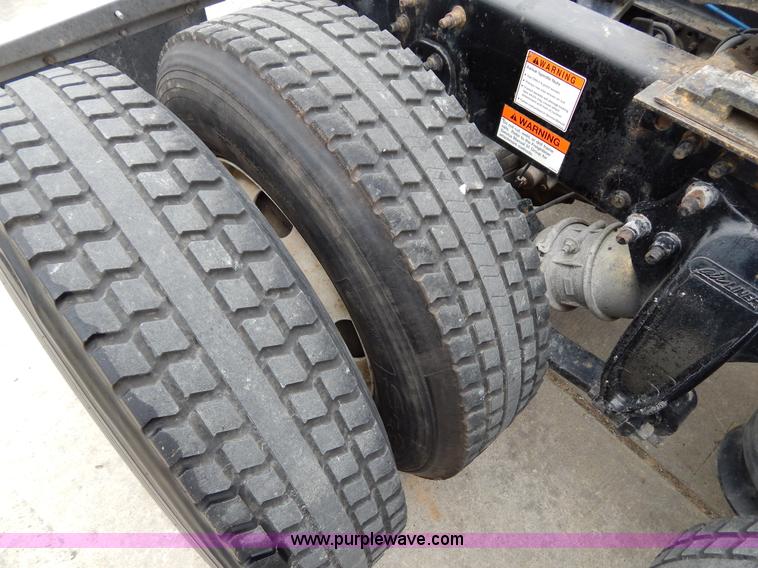 image for item H3454 2004 Freightliner Columbia semi truck