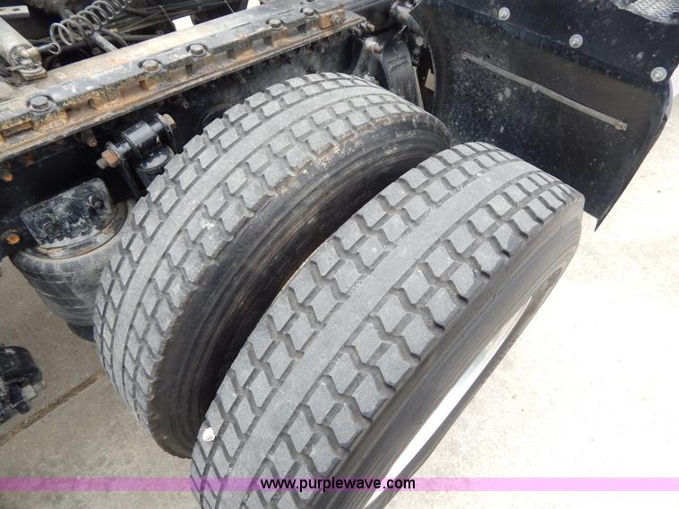 image for item H3454 2004 Freightliner Columbia semi truck